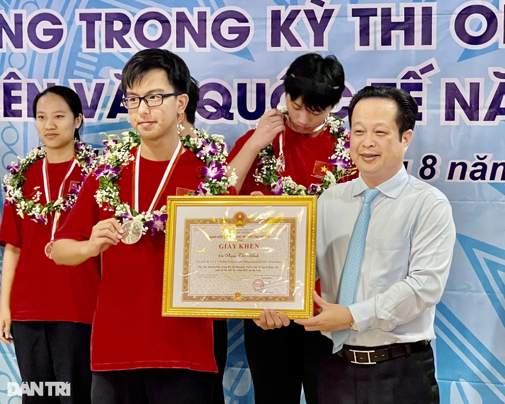 Tu cuon sach nam lop 2 den Huy chuong bac QT cua nam sinh Ha Noi