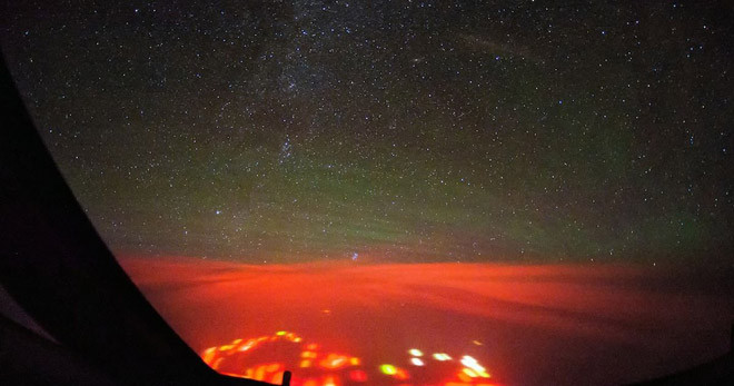 Khi đi ngang qua bán đảo Kamchatka, J. van Heyst nhìn thấy một vệt sáng màu đỏ đặc biệt cùng với những chấm đỏ nổi rõ. Khi hình ảnh được đăng tải, nhiều người tin rằng đĩa bay của người ngoài hành tinh đang ẩn trong những đám mây. Theo một số lý giải, đây có thể là sự phản chiếu của một núi lửa đang phun trào trên Thái Bình Dương. Ảnh: Noi.md