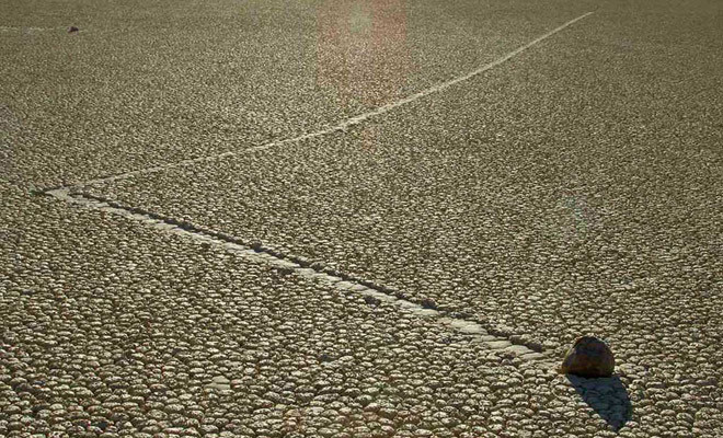 Hiện tượng “đá du hành”: Những viên đá tự động di chuyển trong lòng hồ Racetrack Playa, thuộc Thung Lũng Chết ở California trong nhiều thế kỷ mà không hề có bàn tay của con người hay bất cứ lực tác động nào khác. Ảnh: Noi.md