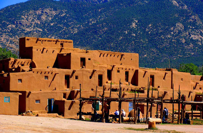 Cư dân ở thị trấn Taos thuộc bang New Mexico cho biết, họ rất khó chịu vì một tiếng ồn như tiếng vo ve của loài ong. Có giả thuyết cho rằng, âm thanh đó là do sự rung động bất thường của luồng không khí trong sa mạc hoặc đây là một thí nghiệm bí mật của chính phủ. Tới nay các nhà khoa học vẫn chưa thể lý giải được nguồn gốc của tiếng ồn bí ẩn này. Ảnh: Noi.md