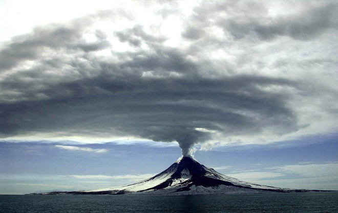 Vụ nổ ánh sáng trên bầu trời ngay trước thời điểm động đất hoặc núi lửa phun trào, tới nay, sự liên quan giữa hai sự kiện khác nhau đó vẫn chưa được tìm ra. Ảnh: Noi.md