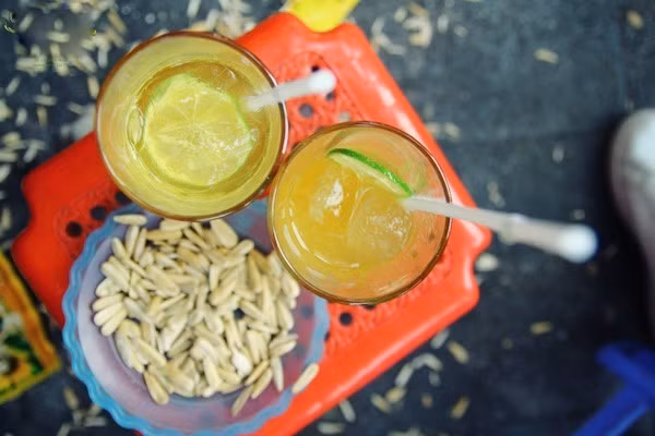 Trà chanh: Trà chanh có vị hơi chát, thơm hương trà mạn ướp hoa nhài, chua vị chanh, lại ngọt mát nhờ cho thêm đường với đá. Thức uống này khiến cảm giác nóng nực, khô khan nhanh chóng tan biến. Còn nếu để nhâm nhi, trà chanh cũng vô cùng hợp lý cho buổi "chém gió". Thế nên, dù giới trẻ Hà Thành ngày càng có nhiều sự lựa chọn nhưng trà chanh vẫn là thức uống giải khát có tiếng. Ảnh: Cocdoc.vn.