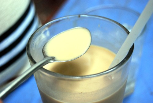 Nước gạo rang: Chỉ đơn giản chế biến từ gạo lức rang, giã nhỏ rồi hòa với nước, cho thêm ít đường, thế là đã có một cốc nước giải khát bùi bùi, ngọt ngọt. Mùa đông uống nóng, mùa hè uống đá đều thấy thật thơm, thật dễ chịu. Thức uống tuy không phổ biến như mía đá, sữa ngô, cũng không rẻ như sữa đậu nành, sữa ngô nhưng rất đáng thưởng thức trong ngày hè.