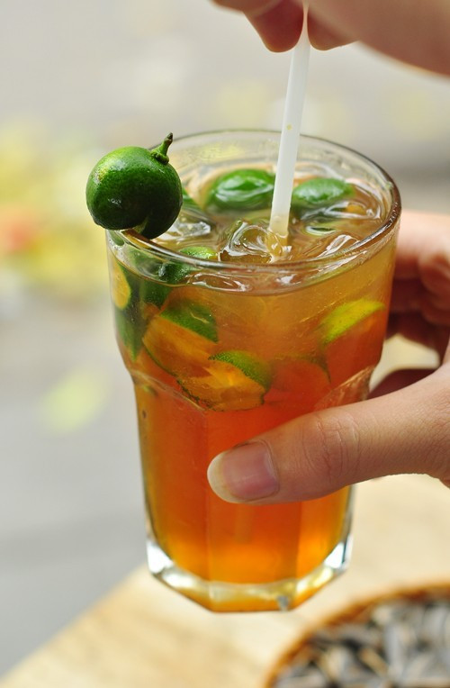 Trà quất mật ong: Ra đời sau trà chanh, trà quất mật ong cũng đang dần lấy được cảm tình của giới trẻ Hà Nội. Người ta dễ nhận thấy sự đồng điệu giữa hai loại đồ uống, song thực tế, trà chanh được pha từ trà mạn kết hợp chanh đường còn trà quất chế biến từ trà tươi, quất và mật ong. Điểm chung nhất vẫn là dễ hợp miệng, độ giải khát cao và giá cả rất vừa tầm.