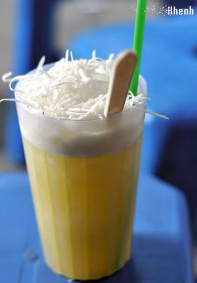  Nước mía đá: Chỉ cần tốn 8.000-10.000 đồng và mất 2-3 phút tạt vào vỉa hè trên bất kỳ con phố, bạn cũng có cơ hội giải nhiệt với một cốc nước mía đá ngọt lịm, đánh tan đi cơn khát, cái nóng của mùa hè oi bức. Đó là lý do mùa hè đến, khắp các tuyến phố, con đường đều xuất hiện những tấm biển "Mía đá siêu sạch".