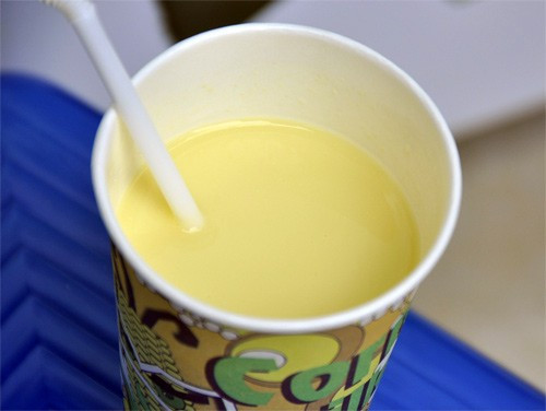 Sữa ngô: Với thành phần chính gồm sữa tươi và ngô ngọt non xay nhuyễn, đây là thức uống vừa bổ dưỡng vừa hấp dẫn có vị ngọt, thơm và khá ngậy. Trong những lúc tiết trời khô nóng, cơ thể thiếu nước, cốc sữa ngô lạnh là thứ giải khát lý tưởng, giá khoảng 10.000-15.000 đồng một cốc.