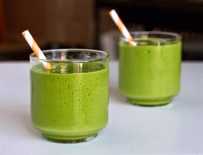 Nước rau má: Rau má được xem là một vị thuốc chữa được nhiều chứng bệnh như: mụn nhọt, hạ sốt, làm đẹp, tăng cường sức khỏe, giải độc, táo bón, tim mạch… Loại rau này khi xay ra lấy nước cũng trở thành thức uống thanh mát, dễ chịu. Bởi vậy, bao nhiêu năm nay, nước rau má luôn nằm trong nhóm đồ uống giải nhiệt ngon bổ rẻ nhất cuả người Sài Gòn. Ảnh: Treem.vn.