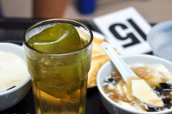 Thạch găng : Đây là món đồ uống giải nhiệt những ngày nóng đỉnh điểm quen thuộc của Hải Phòng. Món chế biến từ lá găng - loại lá lành tính có tác dụng thanh nhiệt cơ thể. Hương vị không nổi bật, thạch găng chỉ mượt mát, vị thơm thanh thanh, nhưng cho vào nước đường, dùng ống hút cũng có khả năng gây nghiện với nhiều thực khách. Làm từ lá cây thiên nhiên nên thạch găng rất rẻ. Ở đúng quê hương, đồ uống này có giá 5.000-7.000 đồng một cốc, còn khi "xuất khẩu" đi các thành phố khác, giá cũng không quá 15.000 đồng.