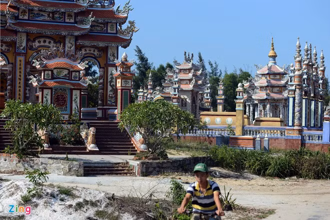 Nghich mat lang mo nguy nga cua cu dan lang chai ngheo