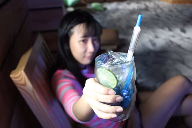 Thức uống ở đây là những món giải khát ưa thích ở vùng biển, có giá từ 20.000 đến 40.000 đồng.