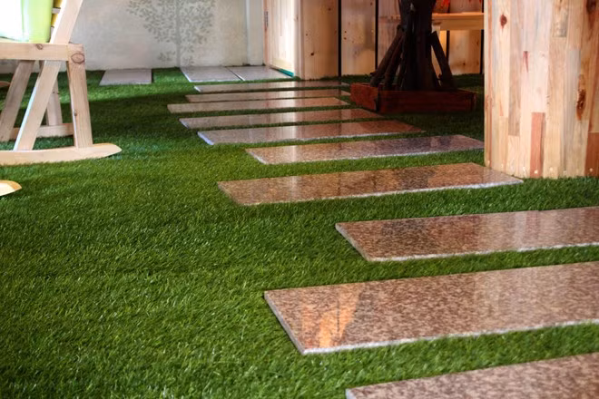 Ngoài bãi biển, quán còn có phòng theo phong cách thiên nhiên cây xanh. Nền nhà được lót cỏ nhân tạo với những miếng đá hoa cương làm lối đi.