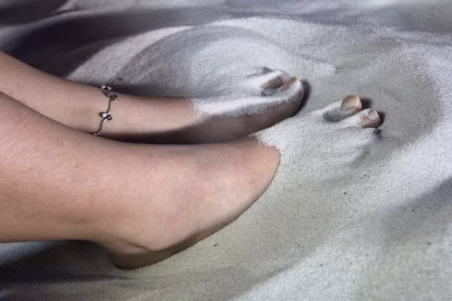 Anh Khoa, quản lý cho biết, quán mới mở được hơn một tuần nhưng các bàn luôn kín khách. Hàng tấn cát biển được lấy ở Nha Trang, lọc hết rác, vỏ sò, ốc... để tạo ra một bãi biển nhân tạo có mặt cát dày khoảng 15 cm. Người đến quán phần lớn đều do hiếu kỳ về bãi biển trong nhà.