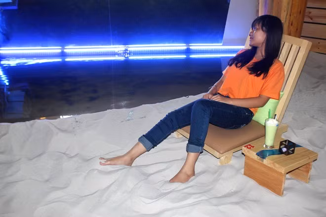 Những chiếc ghế tựa giúp khách hàng thoải mái như đang ngồi trên bãi biển. Ngọc Yến (quận 3) - một khách hàng - cho biết: "Ấn tượng lần đầu tiên là không gian đẹp, với bãi biển trong nhà nhìn rất lạ mắt, lại khá yên tĩnh do ít khách. Phòng này chỉ có 12 chỗ ngồi luôn kín khách nên mình phải gọi điện đặt chỗ trước khi đến".