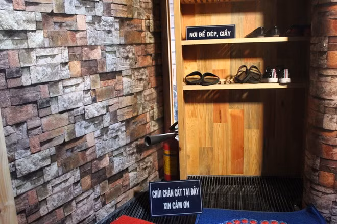 Trước khi vào phòng, khách phải bỏ giày, dép bên ngoài để không làm bẩn cát. Sau khi ra khỏi quán, khách cũng phải chùi chân sạch.