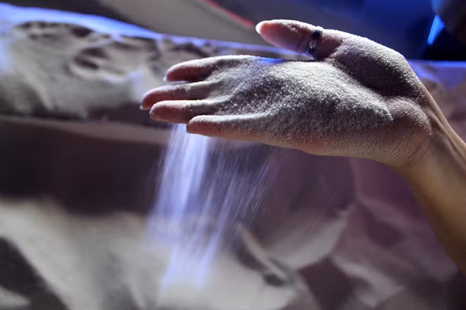 Việc vệ sinh cho bãi biển trong nhà cũng khá công phu. Hàng ngày, nhân viên phải nhặt sạch rác, múc cát từ dưới hồ lên và tạo lại cảnh quan để đón khách.