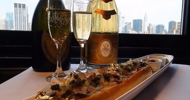 Xúc xích của nhà hàng 230 Fifth ở New York (Mỹ) giá 2.300 USD: Xúc xích được phủ trứng cá hồi cao cấp và đặt trong một chiếc đĩa dài. Thực khách muốn gọi món này chưa kể phải có hầu bao rủng rỉnh mà còn phải đặt trước 48 tiếng đồng hồ. Lợi nhuận sẽ được ủng hộ cho từ thiện.