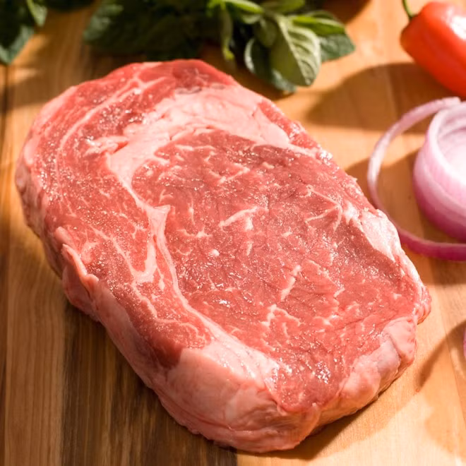 Bò Wagyu giá 250 USD/ miếng: Loại bò rất hiếm này có xuất xứ từ Nhật Bản. Chúng được massage và cho uống bia thường xuyên để thư giãn. Thịt bò Wagyu có kết cấu mềm mại và hương vị thơm ngon đặc biệt.