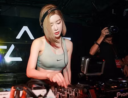 DJ Soda sang Việt Nam, biểu diễn một đêm duy nhất ở một quán bar tại Hà Nội cũng là một sự kiện tâm điểm, gây sốt dân mạng trong tuần qua. Nữ DJ xinh đẹp tên thật Hwang So Hee, sinh năm 1984 và đang rất hot trên mạng châu Á có dịp giao lưu với fan Việt trong một đêm nhạc cực kỳ sôi động.