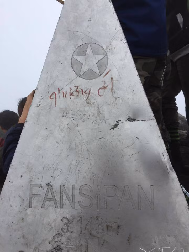 Dân phượt thi nhau ký tên, khắc chi chít lên đỉnh mốc Fansipan… là bức ảnh có hơn 6 nghìn lượt chia sẻ trong tuần qua. Bức ảnh được dân mạng lấy ra để phản ánh, chỉ trích sự vô ý thức, thiếu suy nghĩ của một bộ phận các bạn trẻ.