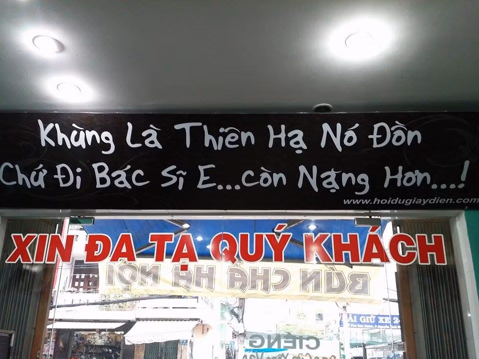 Trong quán treo rất nhiều câu nói "bá đạo" lưu truyền trên mạng chẳng hạn như "Khùng là thiên hạ nó đồn chứ đi bác sĩ e... còn nặng hơn"...