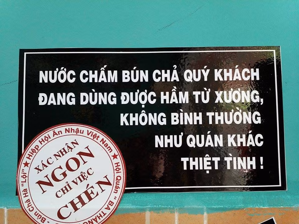 Tất cả các câu thơ, câu nói "ngược" treo trong quán đều do anh em "khùng" tự nghĩ ra ý tưởng sắp xếp lại sau khi download từ trên mạng về.