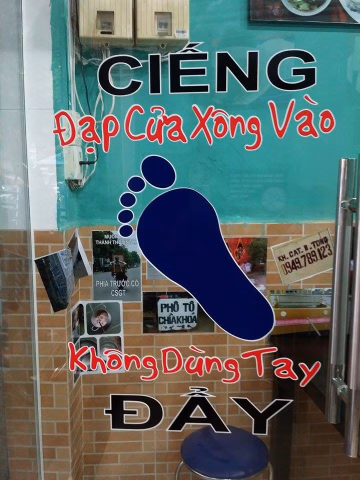 Ngay phía ngoài cửa đã xuất hiện nhiều hình ảnh và câu nói "bá đạo".