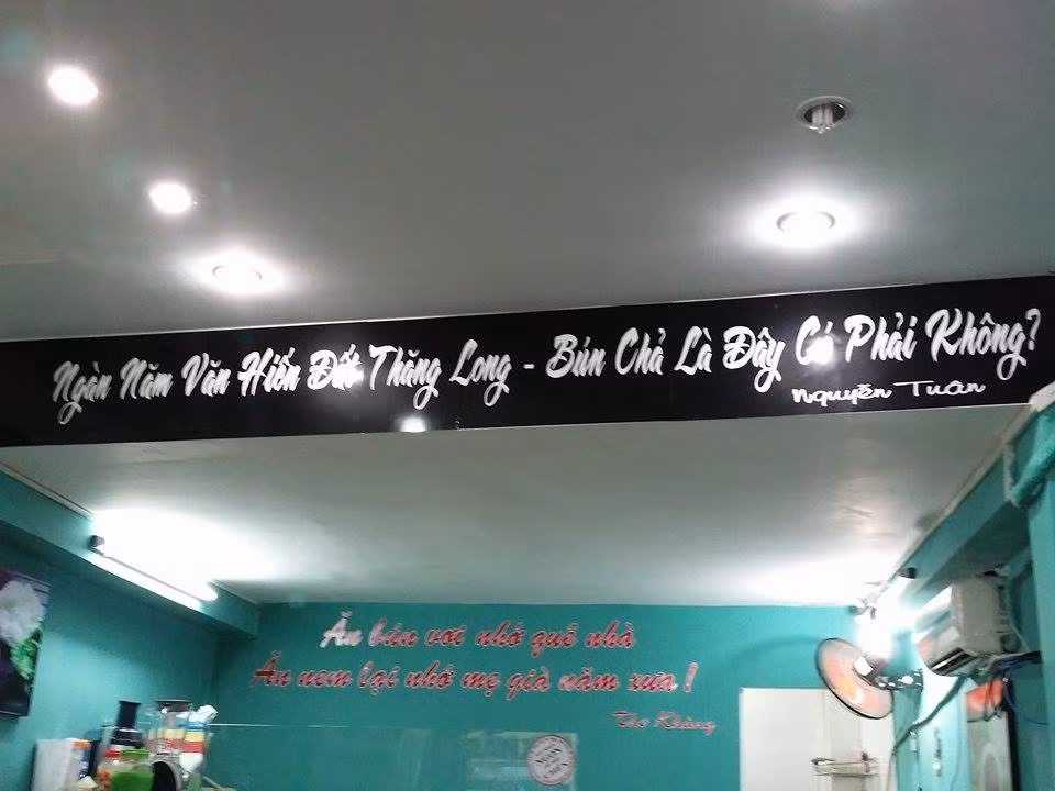 Trong quán xuất hiện nhiều câu thơ "chế" khiến không ít người "giật mình".