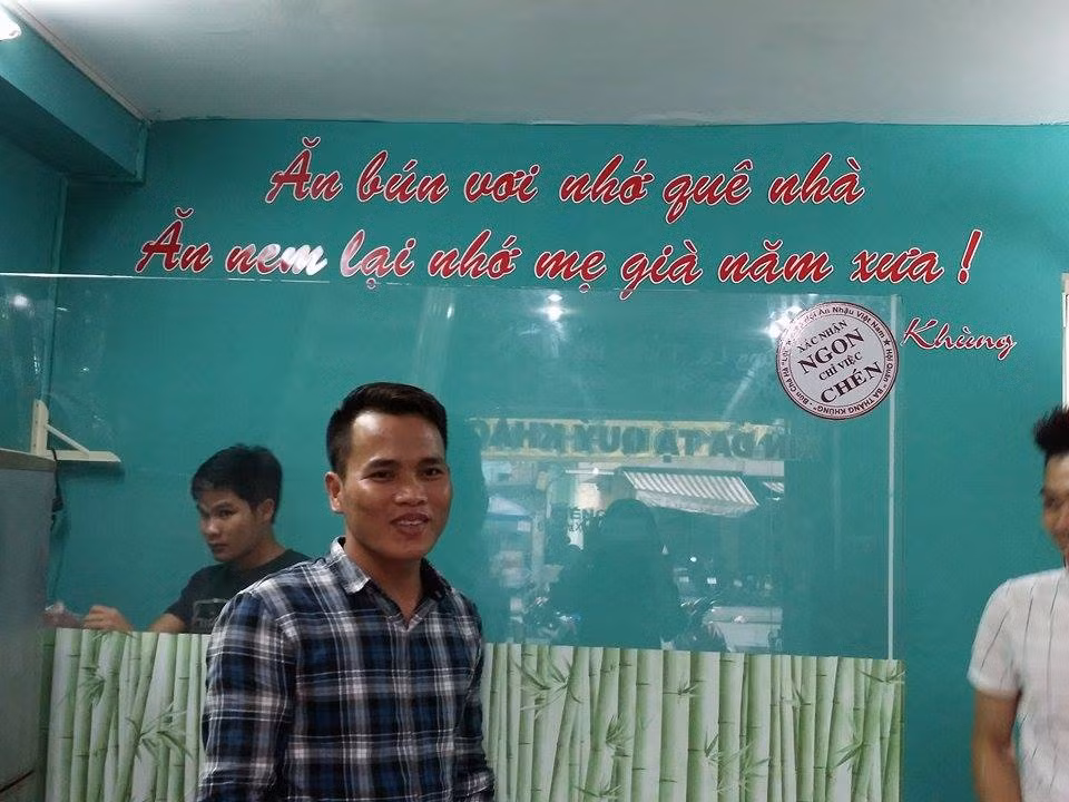 Những của người bạn của Lệ Rơi cho biết: "Ý tưởng đặt tên quán xuất phát từ việc khi đi xem địa điểm mở quán thấy một biển hiệu gần đó có tên "Ba cô béo" nên họ nghĩ ra cái tên "Ba thằng khùng" nhằm mục đích gây tò mò".