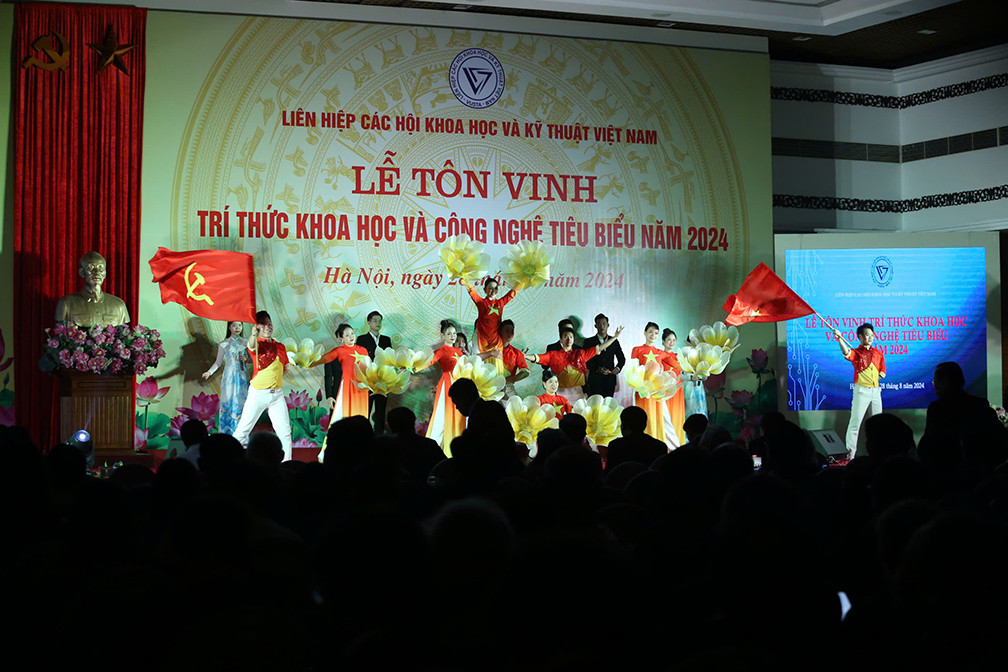 Lễ tôn vinh trí thức Khoa học và Công nghệ tiêu biểu năm 2024 bắt đầu với các tiết mục văn nghệ chào mừng hào hùng, rộn ràng, vui tươi. 