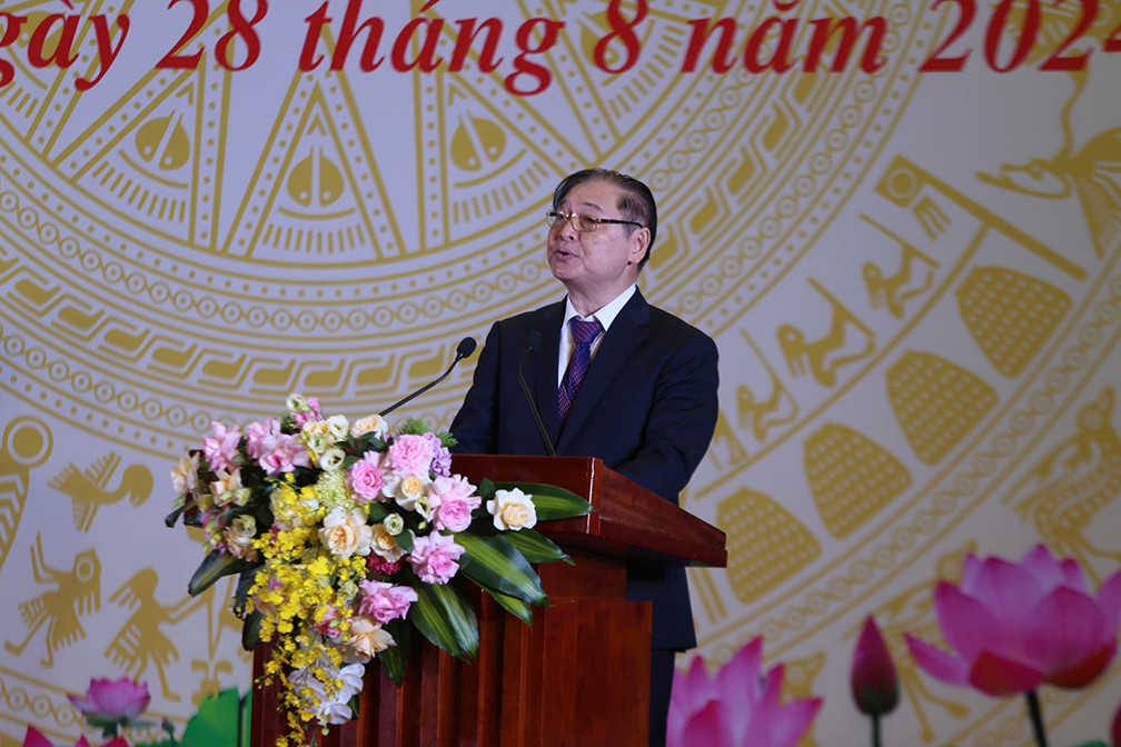 Phát biểu khai mạc Lễ tôn vinh trí thức Khoa học và Công nghệ tiêu biểu năm 2024, Bí thư Đảng đoàn, Chủ tịch VUSTA Phan Xuân Dũng cho hay, trong suốt chiều dài lịch sử của đất nước, đội ngũ trí thức KH&amp;CN của cách mạng Việt Nam một lòng đi theo Đảng, theo Bác kính yêu, phấn đấu liên tục và đã có nhiều cống hiến, phát huy sức mạnh đoàn kết trong liên minh công - nông - trí vì sự nghiệp của Đất nước, của Dân tộc và Nhân dân. 