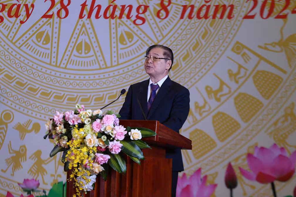 Phát biểu khai mạc Lễ tôn vinh trí thức Khoa học và Công nghệ tiêu biểu năm 2024, Bí thư Đảng đoàn, Chủ tịch VUSTA Phan Xuân Dũng cho hay, trong suốt chiều dài lịch sử của đất nước, đội ngũ trí thức KH&amp;CN của cách mạng Việt Nam một lòng đi theo Đảng, theo Bác kính yêu, phấn đấu liên tục và đã có nhiều cống hiến, phát huy sức mạnh đoàn kết trong liên minh công - nông - trí vì sự nghiệp của Đất nước, của Dân tộc và Nhân dân. 