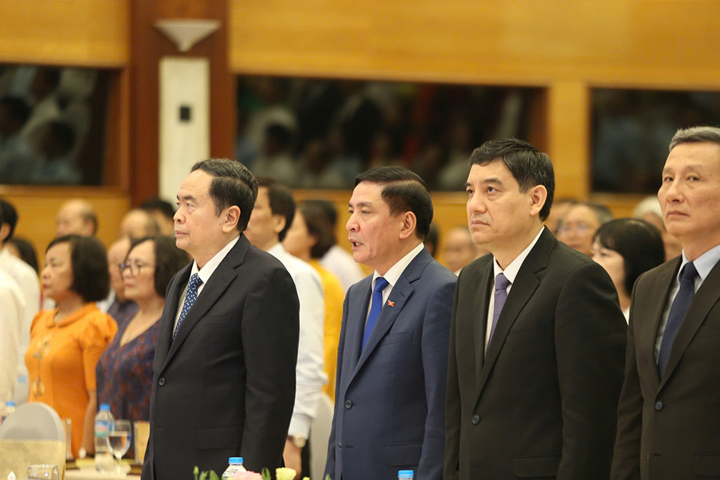 Tham dự hội nghị có các Ủy viên BCH Trung ương Đảng: Tổng Thư ký Quốc hội, Chủ nhiệm Văn phòng Quốc hội Bùi Văn Cường; Chủ tịch Hội đồng Dân tộc Y Thanh Hà Niê K'đăm; Chủ nhiệm Ủy ban Văn hóa, Giáo dục Nguyễn Đắc Vinh; Chủ nhiệm Ủy ban Khoa học, Công nghệ và Môi trường Lê Quang Huy; Bộ trưởng Bộ KH&amp;CN Huỳnh Thành Đạt; Bộ trưởng Bộ GD&amp;ĐT Nguyễn Kim Sơn; Phó Trưởng ban Thường trực Ban Dân vận Trung ương Phạm Tất Thắng; đại diện lãnh đạo các bộ ngành…