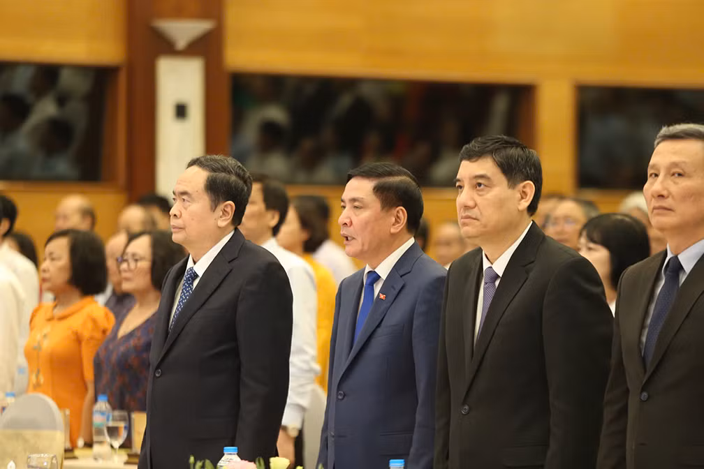 Tham dự hội nghị có các Ủy viên BCH Trung ương Đảng: Tổng Thư ký Quốc hội, Chủ nhiệm Văn phòng Quốc hội Bùi Văn Cường; Chủ tịch Hội đồng Dân tộc Y Thanh Hà Niê K'đăm; Chủ nhiệm Ủy ban Văn hóa, Giáo dục Nguyễn Đắc Vinh; Chủ nhiệm Ủy ban Khoa học, Công nghệ và Môi trường Lê Quang Huy; Bộ trưởng Bộ KH&amp;CN Huỳnh Thành Đạt; Bộ trưởng Bộ GD&amp;ĐT Nguyễn Kim Sơn; Phó Trưởng ban Thường trực Ban Dân vận Trung ương Phạm Tất Thắng; đại diện lãnh đạo các bộ ngành…