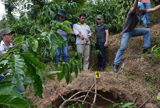 Đầu giờ chiều 28/1/2018, sau khi đám cưới em trai kết thúc, Trần Quốc Vũ mới chịu chỉ vị trí chôn giấu xác anh Võ Thành Tuấn. Để vào được hiện trường, cơ quan Công an đã phải sử dụng tới loại xe Jeep chuyên dụng dùng để leo đồi núi của lực lượng kiểm lâm. Sau hơn 40 phút di chuyển bằng xe chuyên dụng, đến cuối con đường mòn dẫn vào chân núi thuộc rẫy cà phê giáp với khu rừng nguyên sinh là nơi chôn giấu xác anh Võ Thành Tuấn. Tại hiện trường, thi thể anh Tuấn được chôn giấu trong một ụ mối hình hàm ếch. Sau khi vùi lấp khoảng 40cm đất, Vũ dùng lá cây và cành củi khô phủ lên trên, rất khó phát hiện. 