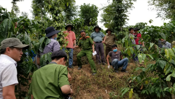 Địa điểm mà đối tượng này hướng tới để chôn giấu xác nạn nhân là rẫy cà phê của cha mẹ đẻ tại khoảnh 15, tiểu khu 645, xã Tam Bố, huyện Di Linh, cách hiện trường gây án khoảng 25km. Sợ bị mọi người phát hiện, Trần Quốc Vũ chạy xe quanh co theo những con đường trong hẻm nhỏ. Sau khi chôn giấu xác, Vũ đã kiểm tra ví của nạn nhân, lấy 274.000 đồng cùng hai chiếc nhẫn bằng kim loại màu vàng. Chiếc thùng carton cùng một số vật dụng cá nhân của nạn nhân sau đó bị Vũ châm lửa đốt. Còn điện thoại và xe máy, Vũ lấy và đi đến đèo Bảo Lộc, đoạn gần tượng Đức Mẹ, ném tất cả xuống vực rồi bắt xe khách ngược về nhà mình. (Khu rẫy nơi nạn nhân bị chôn giấu) 