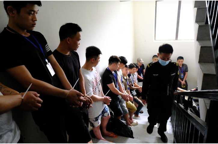 Sau nhiều cân nhắc, lực lượng chức năng quyết định tập trung tất cả nghi phạm về trụ sở Công an Khu kinh tế Tam Giác Vàng để hôm sau sẽ di chuyển về Viêng Chăn (Lào). Ngày hôm sau, ngay khi đoàn xe vừa rời khỏi tỉnh Bò Kẹo, một trận mưa lớn đã gây ra sạt lở đất chắn ngang con đường hiểm trở. Đoàn xe hàng chục chiếc bị mắc kẹt giữa rừng núi hoang vu. Trước tình huống nguy cấp, các trinh sát phải nhanh chóng liên lạc với lực lượng cứu hộ địa phương để tìm cách giải tỏa ách tắc. Đặc biệt, họ phải đối mặt với áp lực rất lớn từ việc bảo vệ an toàn cho số lượng lớn nghi phạm trong điều kiện thiếu thốn và nguy hiểm.