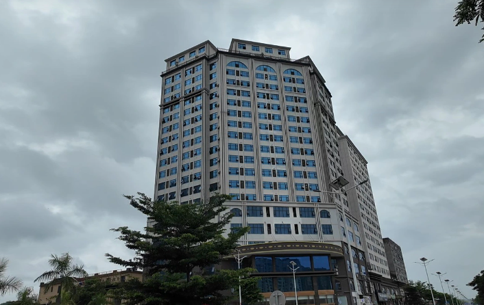 Sau nhiều tháng trời mật phục và thu thập chứng cứ, lực lượng Công an Hà Tĩnh đã sẵn sàng để triệt phá một tổ chức tội phạm lừa đảo quốc tế quy mô lớn đang ẩn náu tại Khu kinh tế Tam Giác Vàng. Sáng 31/7, đội công tác đặc biệt lên đường, mang theo quyết tâm cao để phá gỡ đường dây tội phạm này. 3h30 ngày 2/8, lệnh tấn công được phát đi. Các chiến sĩ đặc nhiệm nhanh chóng bao vây tòa nhà cao tầng nơi bọn tội phạm ẩn náu. Tiếng ra lệnh, tiếng phá cửa, tiếng bước chân rầm rập..., tất cả tạo nên một không khí nghẹt thở. (Tòa nhà nơi các nghi phạm làm việc tại đặc khu kinh tế Bò Kẹo) 