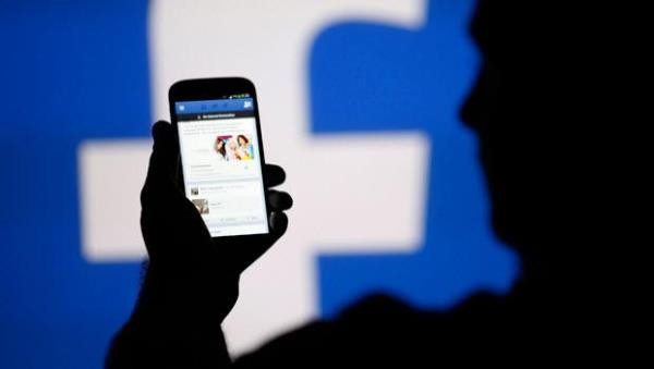 Chúng tạo tài khoản Facebook ảo, mạo danh là những người thành công, giàu có, doanh nhân thành đạt, thường xuyên đăng tải các hình ảnh ăn chơi, du lịch... để kết bạn, làm quen, tạo lòng tin với những người ở Việt Nam. Mục tiêu mà đường dây lừa đảo "săn mồi" là các phụ nữ có điều kiện về kinh tế hoặc có nhiều mối quan hệ xã hội. Với các "bẫy tâm lý" được dàn dựng tinh vi, chúng từng bước tạo dựng được các mối quan hệ tình cảm, gây dựng sự tin tưởng thông qua các cuộc nói chuyện, trao đổi, tâm sự, chia sẻ. (Ảnh minh họa, nguồn internet) 