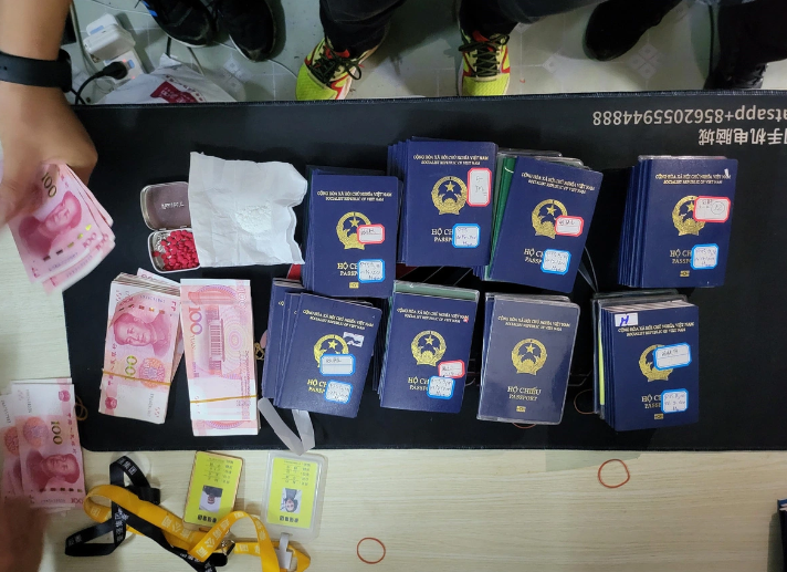 Sau nhiều giờ chiến đấu quyết liệt, toàn bộ 155 đối tượng đã bị bắt giữ. Tang vật thu giữ gần 100 quyển hộ chiếu, 74 viên hồng phiến, 18.900 nhân dân tệ, hàng chục máy tính, gần 500 điện thoại cùng hàng nghìn sim điện thoại không chính chủ... Sau 4 giờ căng thẳng, các chiến sĩ vẫn phải đối mặt với thử thách di lý số lượng lớn nghi phạm về nước. Thượng tá Nguyễn Phi Hải, Trưởng Phòng Cảnh sát hình sự (Công an tỉnh Hà Tĩnh) nhấn mạnh: Việc bắt giữ chỉ là bước khởi đầu. Khó khăn lớn nhất là đảm bảo an toàn cho cả lực lượng làm nhiệm vụ và các nghi phạm trong quá trình di chuyển. Chỉ cần một sơ suất nhỏ, tình hình có thể trở nên phức tạp.