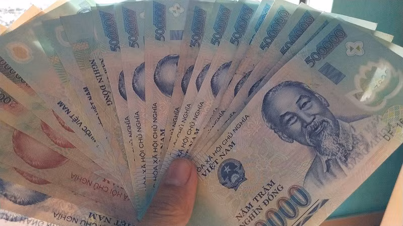 Qua nguồn tin của người dân, các trinh sát được cung cấp về một người phụ nữ làm nghề giúp việc sống gần hiện trường. Các bức ảnh được cung cấp cho nhận dạng "có vẻ" rất giống người này. Tuy nhiên, khi công an tới, người này đã nhanh chóng chứng minh được mình vô can với nhiều bằng chứng ngoại phạm rất rõ ràng. Tìm hiểu sâu các mối quan hệ làm ăn của chị P, công an biết nạn nhân có cho nhiều người nợ tiền. Trong đó nổi lên mối nghi vấn với người em họ tên là Lương Thị Xuân (SN 1982, trú tại huyện Triệu Sơn, Thanh Hóa). (Ảnh minh họa, nguồn internet) 