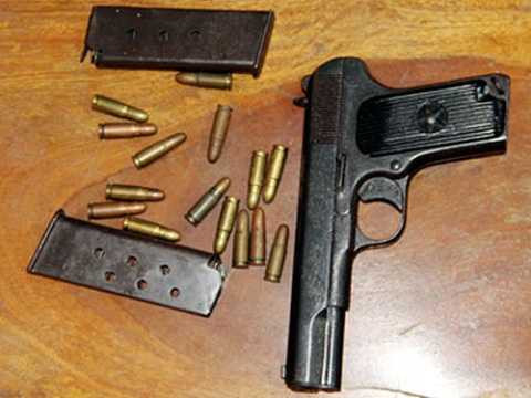 “Bề trên” Dung “Hà”, Lâm “già” không nuôi đàn em trong nhà, Cu Nên thì khác. “Đại bản doanh” của Nên lúc nào cũng có ít nhất là 6 đệ tử, được nuôi ăn, ở, được trang bị vũ khí, được mua sắm đồ trang sức nhưng không được trả lương. Dung “Hà” và Lâm “già” bất đắc dĩ mới dùng hàng “nóng” và thường giấu lẹm việc mình có hàng “nóng”, nhưng Nên thì phô ra. Cụ thể, khi bị bắt, khám xét nhà Nên, cơ quan điều tra thu được rất nhiều súng: 1 tiểu liên, 1 AK cưa nòng, 1 K54, 2 súng ngắn, 1 súng thể thao, 1 lựu đạn, 47 viên đạn các loại… (Ảnh minh họa, nguồn internet)