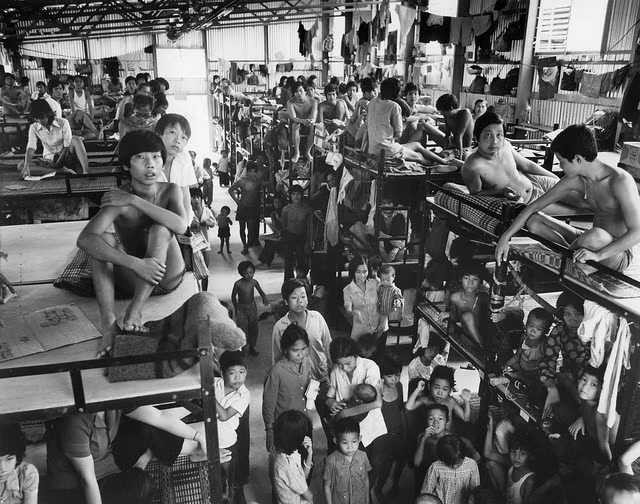 Năm 1987, sau khi đi tập trung cải tạo về, Nên chia tay vợ, xuất cảnh trái phép ra nước ngoài trên một chiếc thuyền. Cứ tưởng, sang được miền đất hứa, nhưng Nên phải ở trại tị nạn Hồng Kông và đến năm 1989 thì phải hồi hương. Những năm 1990, Lâm “già”, Dung “Hà” đã định danh trong giới giang hồ, còn Cu Nên mới vào “nghề” nhưng lại thích đụng độ “bề trên”, thích nổi loạn để soái ngôi. Vì thế, cờ bạc, đâm chém, sử dụng hàng “nóng” là “vũ khí” mà Cu Nên tích cực thể hiện để khẳng định đẳng cấp và nhen nhóm cho sự lật đổ. (Ảnh minh họa, nguồn internet)