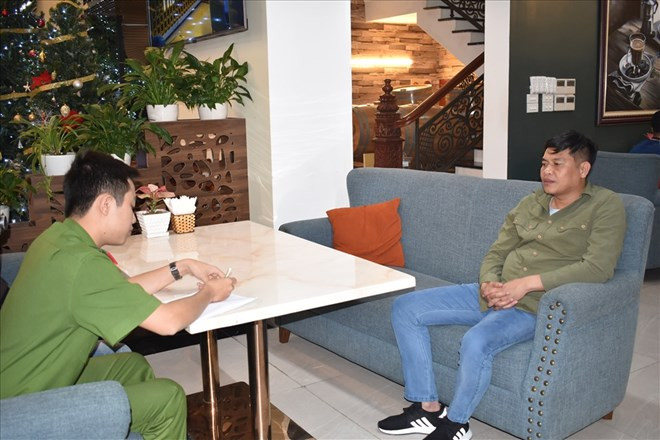 Trước đó, vào tháng 12/2020, Bùi Anh Tuấn cũng đã bị Cơ quan Cảnh sát điều tra Công an thành phố Ninh Bình bắt giữ khi đang có hành vi nhận số tiền 30 triệu đồng của một bệnh viện trên địa bàn tỉnh Ninh Bình tại nhà hàng “Paradise” (thuộc phường Đông Thành, TP Ninh Bình).