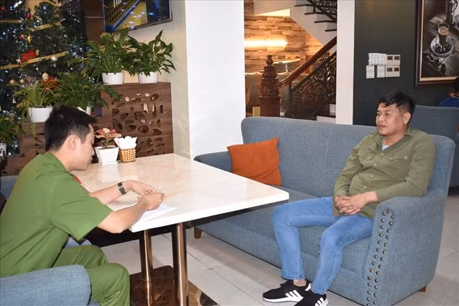 Trước đó, vào tháng 12/2020, Bùi Anh Tuấn cũng đã bị Cơ quan Cảnh sát điều tra Công an thành phố Ninh Bình bắt giữ khi đang có hành vi nhận số tiền 30 triệu đồng của một bệnh viện trên địa bàn tỉnh Ninh Bình tại nhà hàng “Paradise” (thuộc phường Đông Thành, TP Ninh Bình).
