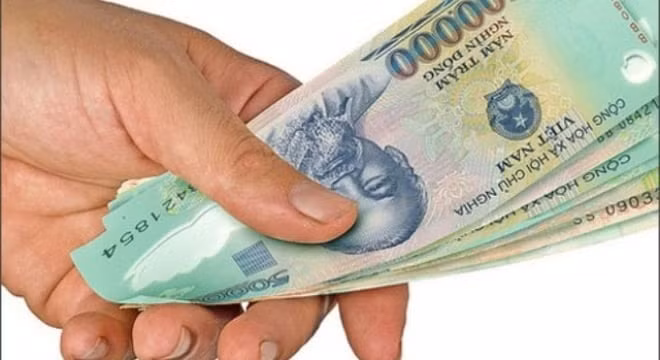 Sau đó chủ động liên hệ công việc với các cá nhân, doanh nghiệp, cán bộ làm việc trong các trụ sở cơ quan Nhà nước để bố trí cài bẫy thu thập hình ảnh, sau đó quay lại khống chế, đe dọa buộc các bị hại phải đưa tiền, nếu không sẽ làm đơn tố cáo đến các cơ quan chức năng. Tại Cơ quan Công an, cả 3 đối tượng khai nhận hành vi cưỡng đoạt tài sản số tiền 300 triệu đồng của anh N.V.B và anh P.V.M vào ngày 15/8/2024 tại địa bàn thành phố Ninh Bình. (Ảnh minh họa, nguồn internet) 