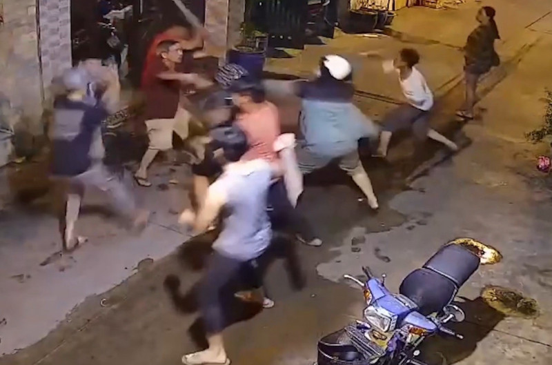 Hỗn chiến trong đêm khiến 1 thanh niên tử vong ở Hà Nội Hon chien trong dem khien 1 thanh nien tu vong o Ha Noi