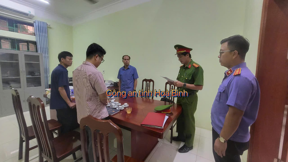 Bắt tạm giam 7 bị can nguyên cán bộ, lãnh đạo ở Hòa Bình Bat tam giam 7 bi can nguyen can bo, lanh dao o Hoa Binh