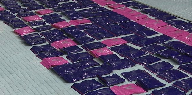 Tại cơ quan công an, các đối tượng khai nhận là ma túy tổng hợp dạng hồng phiến. Tang vật có liên quan gồm; 01 xe ô tô, 01 xe mô tô SH, 05 điện thoại, 73 triệu đồng. Mở rộng điều tra, lực lượng phá án tiếp tục tạm giữ hình sự thêm 3 đối tượng liên quan gồm: Hồ Sỹ Dương (SN 1996, trú thôn La Hà Tây, xã Quảng Văn), Võ Quốc Mận (SN 1996, trú thị trấn Lao Bảo, Quảng Trị) và Lê Hải Nam (SN 1990, trú TP. Huế, tỉnh Thừa Thiên Huế). 