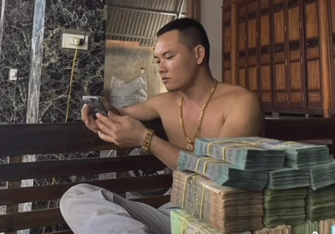 Được biết, trước khi bị bắt, Đoàn Anh Duy thường xuyên lên mạng khoe tiền, sự giàu có, cuộc sống sung túc. Đoàn Anh Duy vốn không có công ăn việc làm, lại là thanh niên lêu lổng tại địa phương. Sau khi mãn hạn tù vào tháng 10/2022, Duy bỗng nhiên trở thành "hiện tượng" trong giới trẻ. Duy khiến nhiều người phải "lác mắt" về sự chịu chơi của mình. Chỉ trong thời gian ngắn, chẳng biết bằng cách nào, Duy liên tục mua sắm, chi tiêu với số tiền rất lớn.