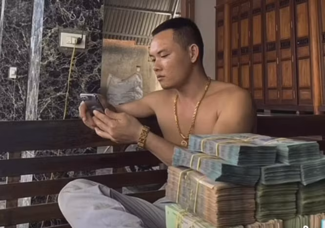 Được biết, trước khi bị bắt, Đoàn Anh Duy thường xuyên lên mạng khoe tiền, sự giàu có, cuộc sống sung túc. Đoàn Anh Duy vốn không có công ăn việc làm, lại là thanh niên lêu lổng tại địa phương. Sau khi mãn hạn tù vào tháng 10/2022, Duy bỗng nhiên trở thành "hiện tượng" trong giới trẻ. Duy khiến nhiều người phải "lác mắt" về sự chịu chơi của mình. Chỉ trong thời gian ngắn, chẳng biết bằng cách nào, Duy liên tục mua sắm, chi tiêu với số tiền rất lớn.